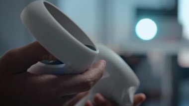 VR kulaklık kullanarak sanal gerçeklik oyunu oynarken dokunsal tepki sağlayan hareket algılayıcı kontrolörlerin aşırı yakın çekim elleri