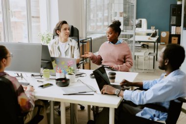 İkili meslekdaşlar, elektronik cihazlarla donatılmış modern bilişim şirketinin ofisinde beyaz masada otururken sonraki hedefleri tartışıyorlar.