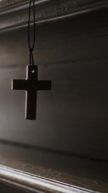 Hıristiyan haçı boş kilisede ahşaptan yapılmış panele asılıydı.