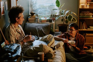 Oda arkadaşları Çin eriştesi yerken birlikte vakit geçirip gelecekteki girişimlerden bahsediyorlar.