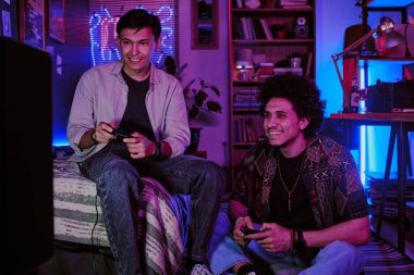 Hayat boyu arkadaşlar online video oyununda yarışma sırasında eğleniyor ve birlikte vakit geçiriyorlar.