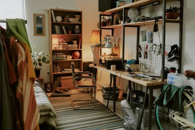 Yurt odasındaki genç teknisyenlerin enkaz ve enstrümanlarıyla modern çalışma masası.