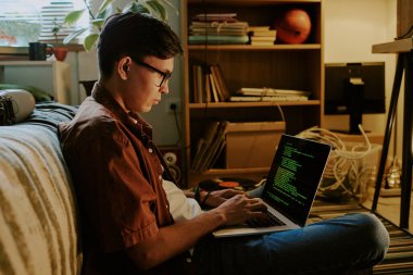 Öğrenci nilüfer pozisyonunda oturuyor ve kişisel başvurusu için kodlar yazıyor.