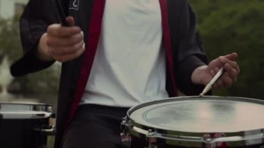 Erkek oyuncunun müzik konseri sırasında parkta bateri çalarken çekimini kaldır.