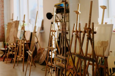 Gündüz vakti modern sanat okulunun iç kısımlarında ahşap sehpalardan hiç kimse vurulmaz.