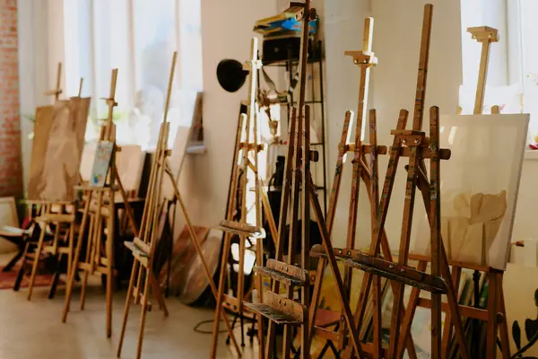 Gündüz vakti modern sanat okulunun iç kısımlarında ahşap sehpalardan hiç kimse vurulmaz.