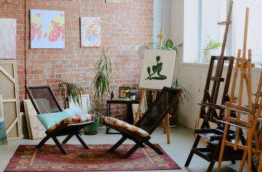 Kimse modern sanat stüdyosunun içini resim sehpaları ve eski halı ve resimlerle süslenmiş rahat tahta sandalyelerle çekmiyor.