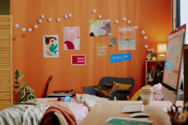 Modern mobilyalarla ve posterlerle süslenmiş turuncu duvarlarla dekore edilmiş şık gençlik odalarının iç kısımlarından çekilen hiç kimse yok.