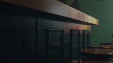 Kimse ahşap tezgahın içini dört tabureyle göremez.