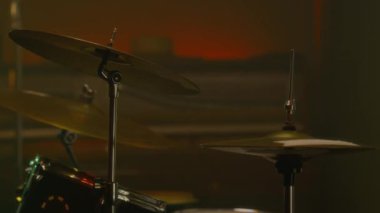 Müzik stüdyosunda davul setini yakın çekim, yüksek şapka, çarpma ve zillere binme.