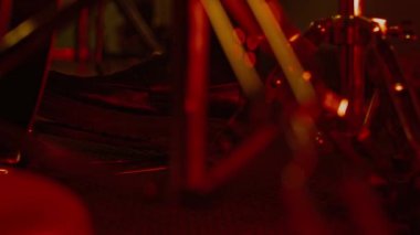 Tanınmayan, ayakkabı giyen, davul setinin başında oturan, yüksek şapka pedalını iten bir adamı yakından çek.