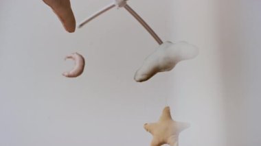 Sağlıklı uyku ve duyusal becerilerin gelişimi ve çocuğun görsel uyarılması için beşikte asılı yumuşak oyuncakları olan duyusal bebek arabalarına yakın çekim yapan insanlar yok.