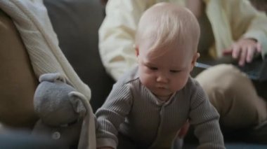 Meraklı, beyaz bir bebeğin, tanınmayan bir anneyle vakit geçirmesi, kanepede oturup dizüstü bilgisayarla yazı yazması ve evde küçük bir çocukla kalması.