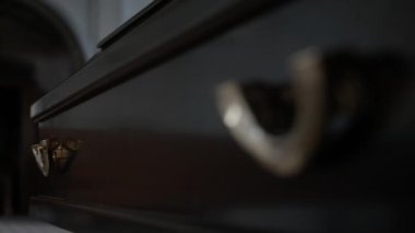 Cenaze töreni için katedrale götürülen tabut duvarındaki iki metal sapın yakın çekimleri.