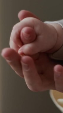 Küçük bir kızın ya da erkek bebeğin el ve el parmaklarına dokunarak anne ve çocuk arasında güçlü bir bağ oluşturması ve duyusal beceriler geliştirmesi.