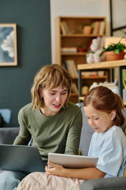 İlkokul öğrencisi uzaktan çalışan annesine mükemmel notlar veriyor.