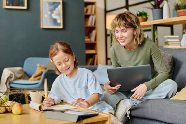 Kızı, uzaktan çalışan meşgul annesine sanat becerilerini gösteriyor.