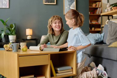 Anne ve kızı hafta sonunu evde geçiriyorlar. Birlikte resim çiziyorlar.