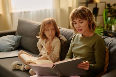 Kafkasyalı anne kızına şiirsel bir tat veriyor.