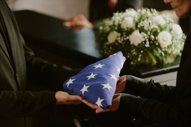 Amerikan bayrağını papaza veren tanınmayan kadın elleri