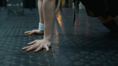 Formda bir kızın yukarı ve aşağı sallanışını, spor merkezinde ısınırken köpeğe bakışıyla çek.