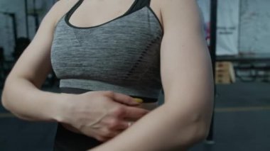 Kendine güvenen beyaz kadın çalıştırıcının portresini kaldır. Kollarını kavuşturup spor salonundan sonra kameraya poz ver.