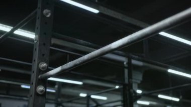 Spor salonunda barfiks çekmek için yatay çelik çubuktan vurulan kimse yok.