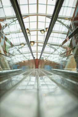 Alışveriş merkezindeki iki yürüyen merdiven arasındaki düşük açılı çekim alanı