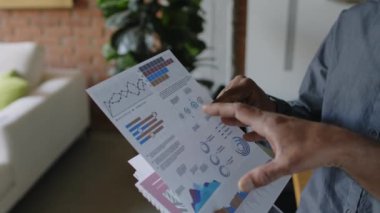 Hindistanlı meslektaşların analitik verilerle kağıda baktıkları ve iş günlerinde bunu tartıştıkları yakın çekim.