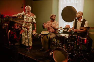 Yerel bir barda dört üyeden oluşan modern caz grubunun geniş açılı sahnesi