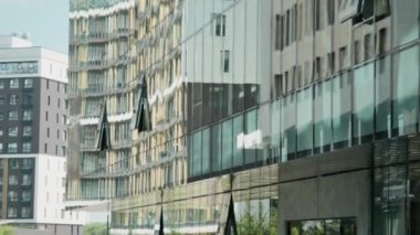 Bulutlu bir günde şehir caddesinde geniş panoramik pencereli modern ofis binası