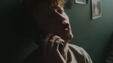 Telefonda tartışan isterik bir gencin yakın plan çekimi. Sonra telefonu kapatıp duygularıyla baş etmeye çalışırken yumruğunu ısırması.