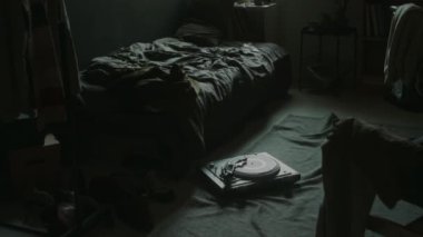 Kimse dağınık, dağınık, yatağı dağınık, halısı buruşuk, pikabı kırışık, masası dağınık ve dağınık kıyafetleri olan karanlık odaya bakmaz.