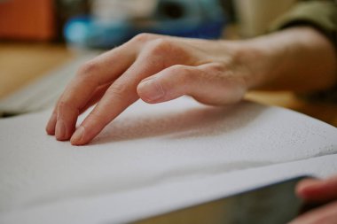Bilinmeyen erkek elinin kabartmalı kabartmalı kabartmalı kabartmalı kabartma kitap kağıdına orta derecede yakın durması.