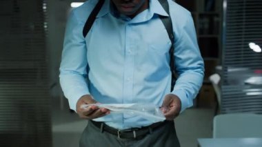 Afro-Amerikan müfettişin, kanıt torbasında etiketi kontrol ederken ve suç laboratuarında çalışırken kameraya güven içinde poz verirken çekilmiş portre fotoğrafını kaldır.