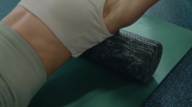 Genç bir kadının, spor salonundaki antrenmanından yeni çıkmış köpüklü tekerlekli sandalyeyle sırtını sıvazlarken yakın plan fotoğrafı.