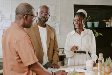 Afrikalı Amerikan takımı modern ofiste yeni planı tartışıyor