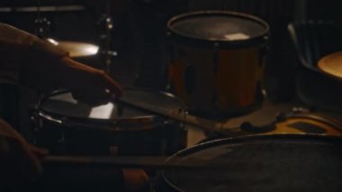 Kafkas erkek müzisyen canlı sahne performansı sırasında elektro gitarla eşlik ederken, uzun saçlı, tanınmayan bir kadının orta boy yakın çekimi.