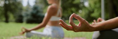 Açık gökyüzünün altında meditasyon yaparken son sınıf kadın elinin web sitesi afişi