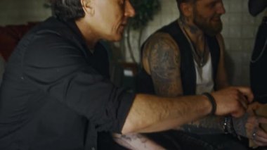 Çeşitli müzik grubu üyelerinin masaya oturmaları, şarkı sözleri için müzik bestelemeleri, gelecekteki canlı perfiormanslar ve doğaçlama oturumları için hazırlanmaları,