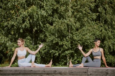 Kafkas anne ve kızı esneme kalitelerini arttırmak için bükme pozisyonu uyguluyorlar.