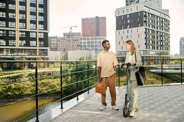 Широкий снимок молодых этнически разнообразных коллег мужского и женского пола, беседующих по дороге на работу летом