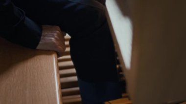 Bilinmeyen müzisyenlerin siyah ayakkabılı, pedal tuşlarına basan ve kompozisyon çalarken pedalları şişen bacaklarını aşağı doğru eğ.