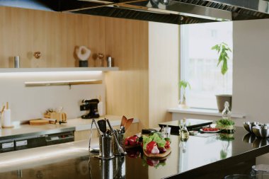 Şık yerel restoranın geniş modern profesyonel mutfağı.