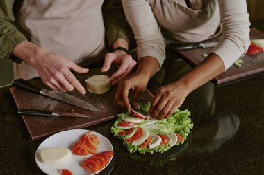 Tanınmayan aşçıların dekore ettiği tabakta yüksek açılı Caprese fotoğrafı.