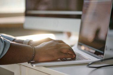 Siyah klavyede yazan tanımlanamayan erkek elleri