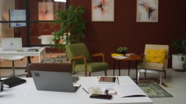 Kimse modern ofisin içini laptoplu, dizüstü bilgisayarlı, dijital tabletli, telefon ve iş belgeli, arka planda iki koltuk ve kahve masalı görmeyecek.