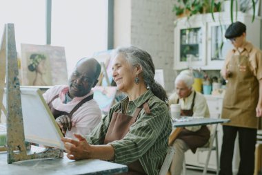 Sanat terapisi sırasında resim yapmaya bayılan son sınıf çifti.