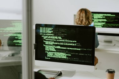 Modern masaüstü bilgisayarlarında tanımlanamayan siber güvenlik uzmanları kodlama ve güncelleme sistemleri
