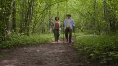 Olgun çiftlerin yaz gezisi sırasında orman patikalarını yürüyüş direğiyle keşfettikleri uzak bir ihtimal.